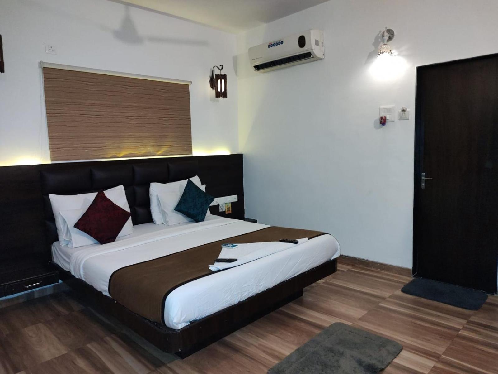 Hotel Saikripa Imperial Daman Bagian luar foto